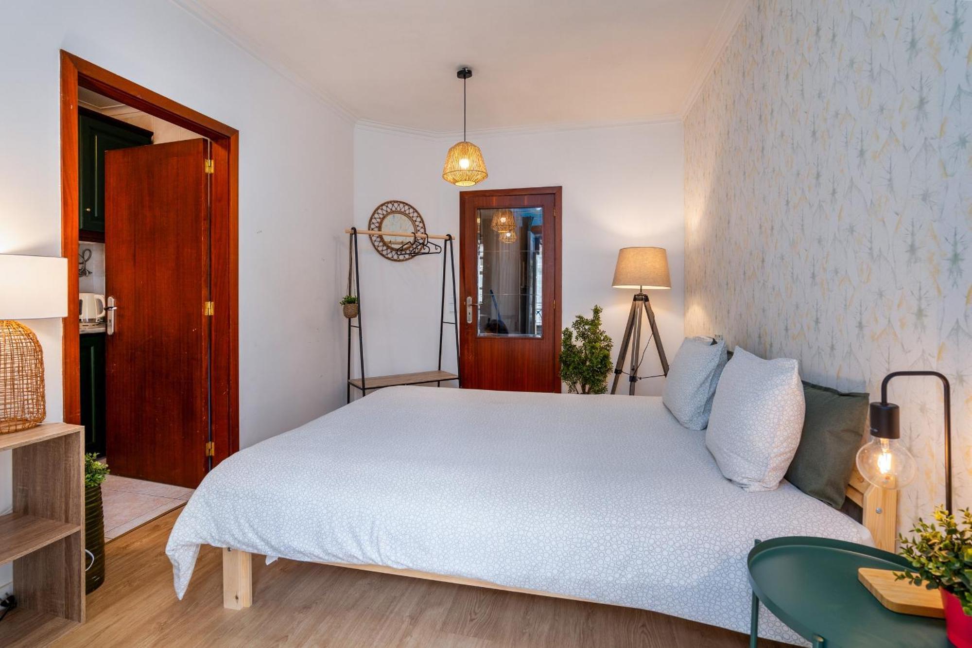 Renovated Feb25 Clerigos Cozy Balcony With Self Check In Apartment Porto Bagian luar foto