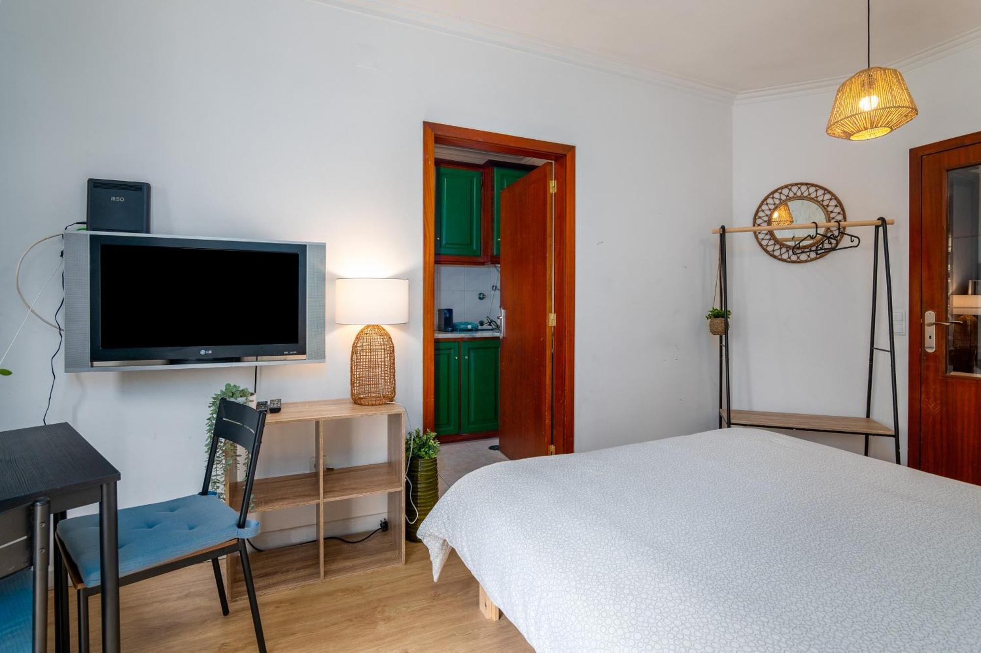 Renovated Feb25 Clerigos Cozy Balcony With Self Check In Apartment Porto Bagian luar foto
