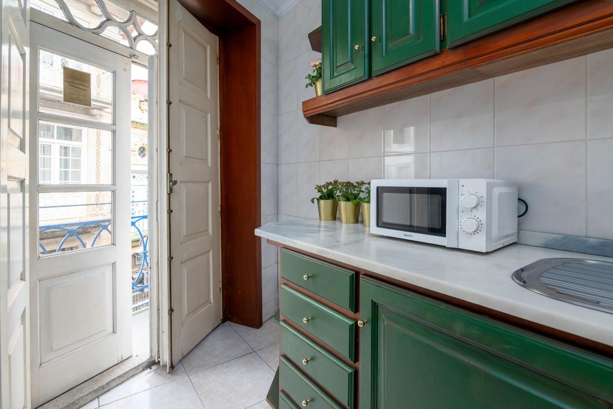Renovated Feb25 Clerigos Cozy Balcony With Self Check In Apartment Porto Bagian luar foto